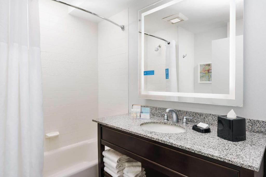 Hampton Inn Washington DC White House的一间浴室