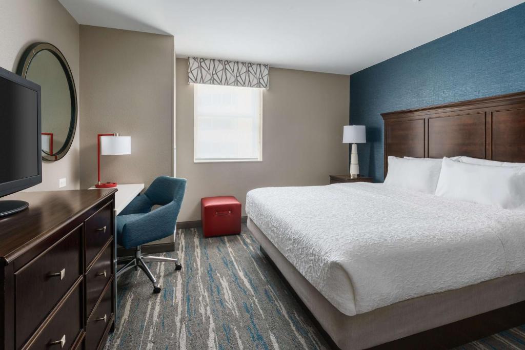 Hampton Inn Washington DC White House客房内的一张或多张床位
