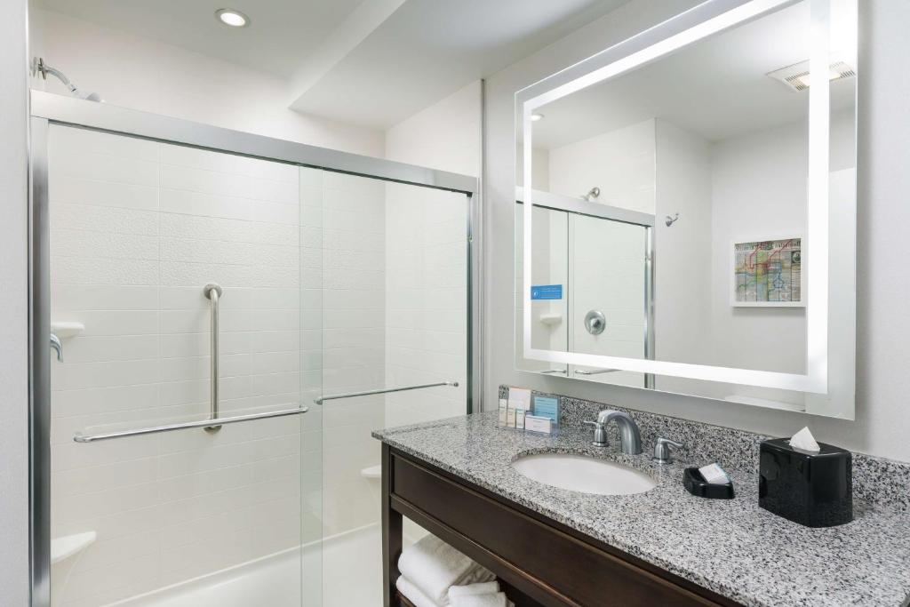 Hampton Inn Washington DC White House的一间浴室