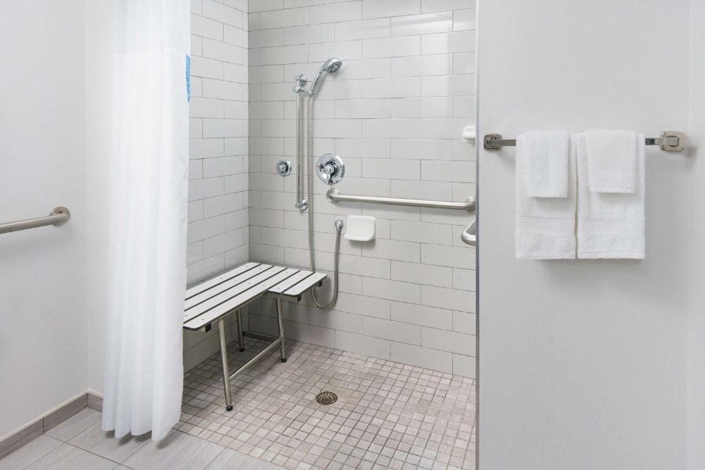 Hampton Inn Washington DC White House的一间浴室
