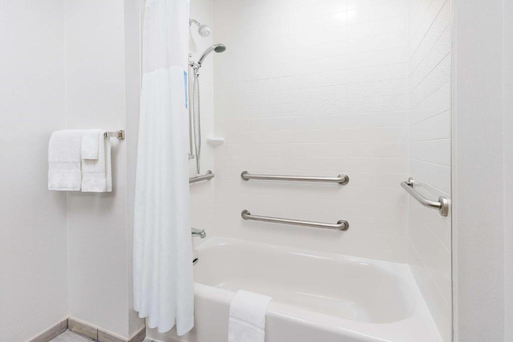 Hampton Inn Washington DC White House的一间浴室