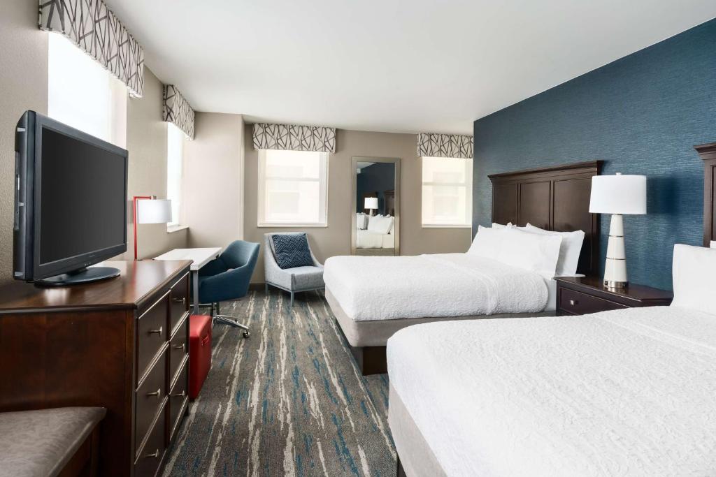 Hampton Inn Washington DC White House客房内的一张或多张床位