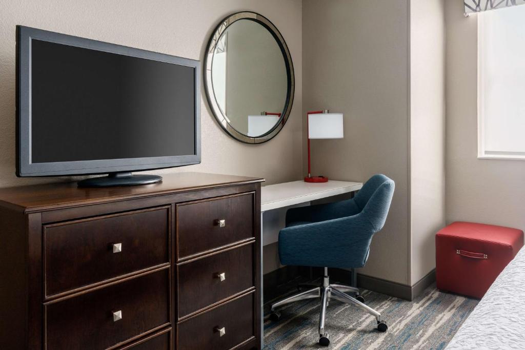 Hampton Inn Washington DC White House的电视和&#47;或娱乐中心