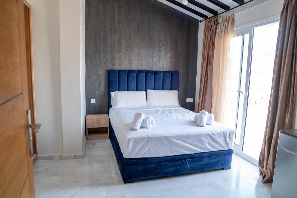 Oulad AkkouCASA DEL TITO的一间卧室配有蓝色的床和毛巾