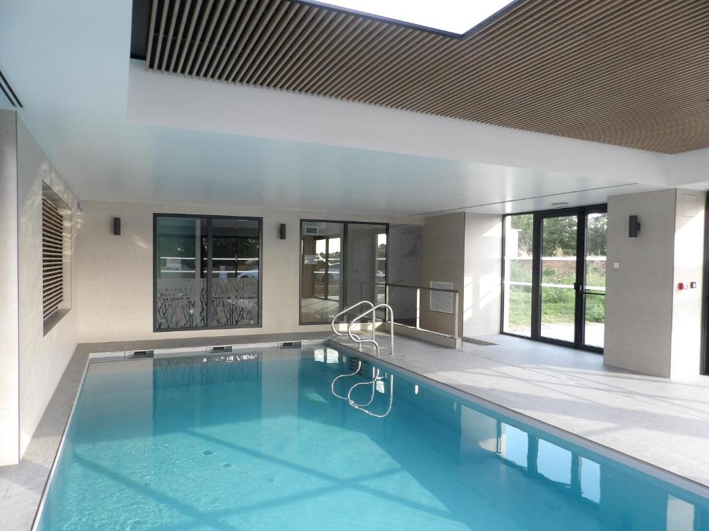 勒芒勒芒巴蒂诺尔美居酒店的一座蓝色水的大型游泳池