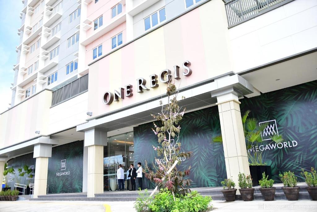 巴科洛德One Regis Bacolod- Upper East Studio Room的公寓大楼前的商店