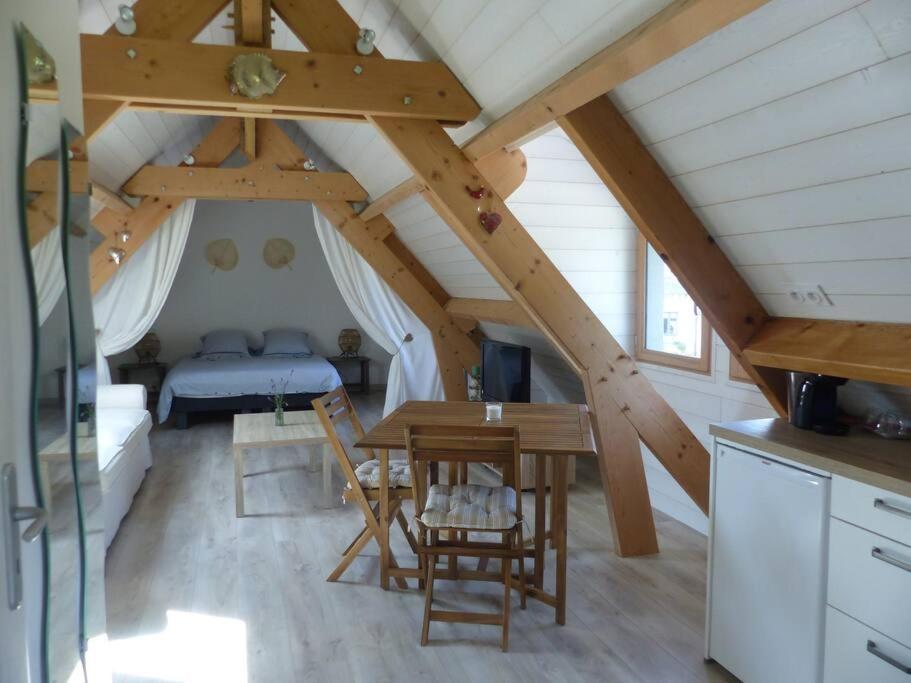 滨海维莱Studio entre Mer et Campagne的阁楼上的卧室配有床和桌子
