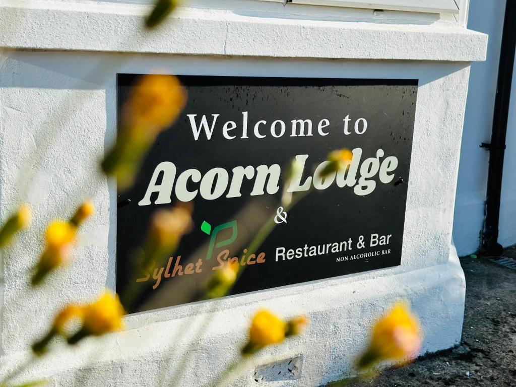 霍利Acorn Lodge Hotel Gatwick & Parking的表示欢迎骑车的标志