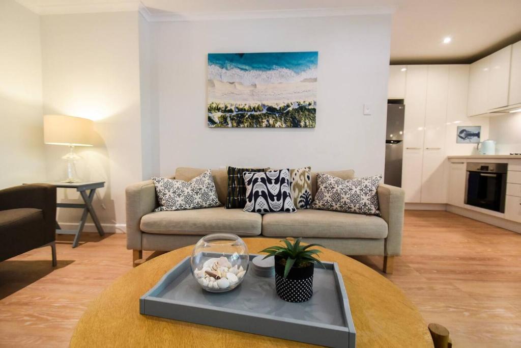 悉尼Resort-style Coastal Living with Balcony & Pool的客厅配有沙发和桌子
