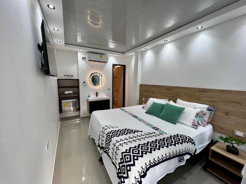 多拉代尔HOTEL TORRE DELUXE ¨SANTORINI¨的一间带大床和电视的卧室