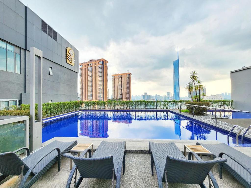 吉隆坡Pavilion Kuala Lumpur 1BR 4-6Pax View Menara 118 by MOJI HOME的建筑物屋顶上的游泳池