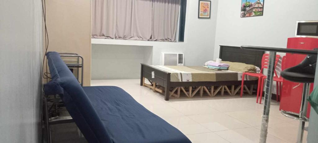 马尼拉Place to stay的一间医院间,配有一张床和一张床