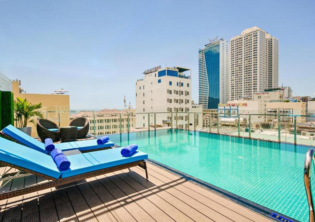 岘港Yuni Hotel And Apartment的大楼屋顶上的大型游泳池