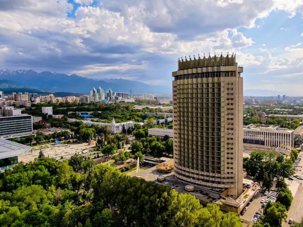 阿拉木图Kazakhstan Express的城市空中景观,高楼