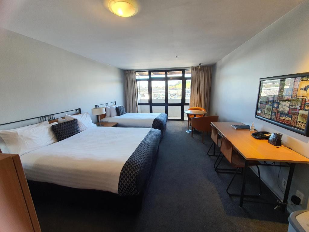 奥克兰外百老汇汽车旅馆的酒店客房配有两张床和一张书桌