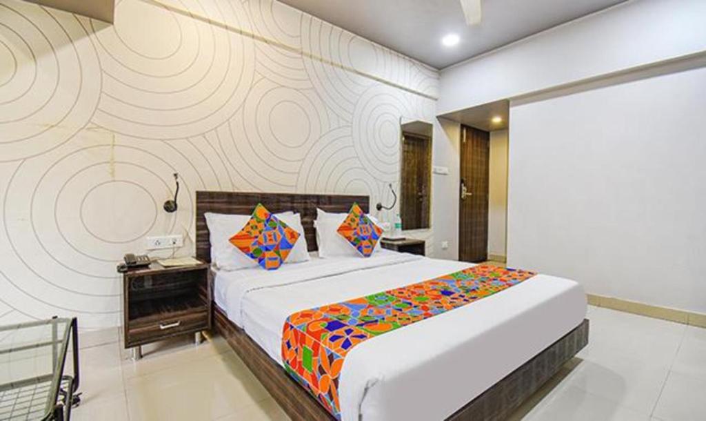 浦那FabHotel Rajdhani I Near Pune Railway Station的卧室配有一张白色大床