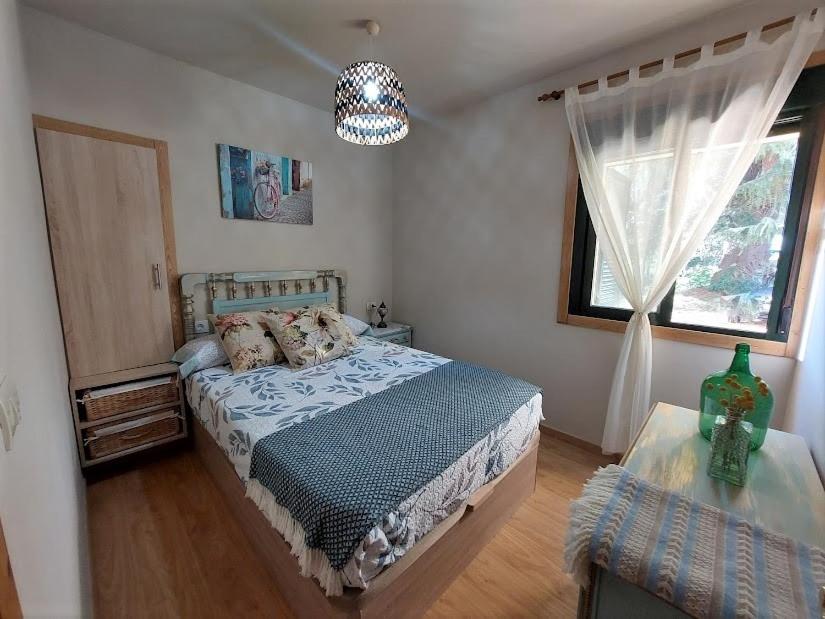 FOGAR CAÑÓN DO SIL - Ribeira Sacra的一间卧室设有一张床和一个窗口