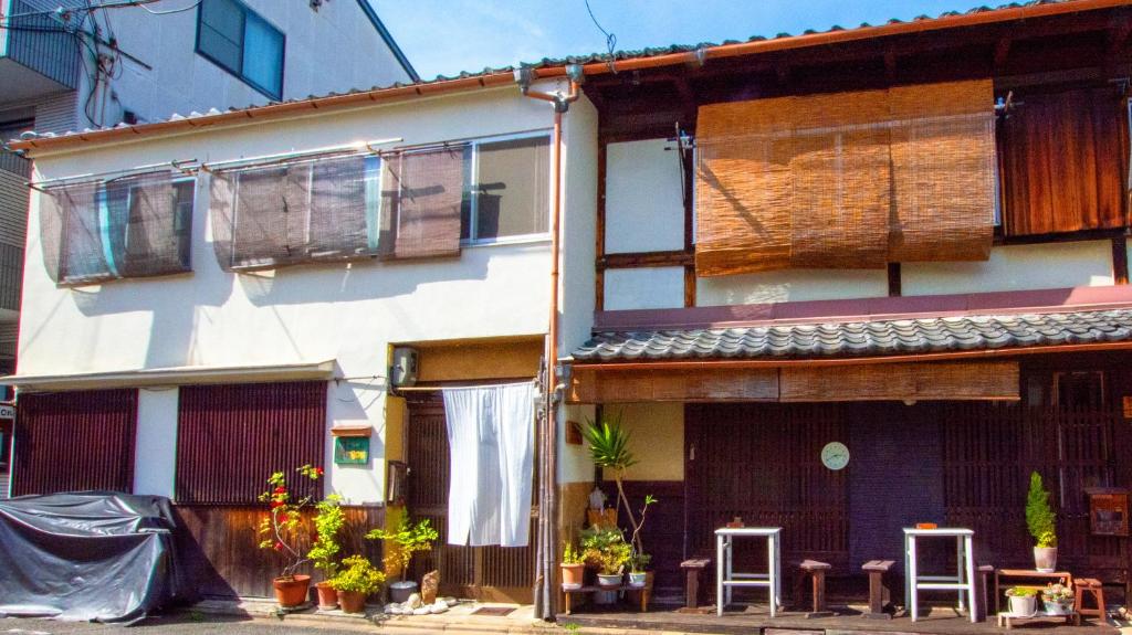 京都宝恩旅馆的前面有两把凳子的房子