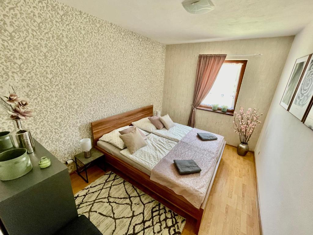 比斯特拉Bystrá Apartment的一间小卧室,配有床和窗户