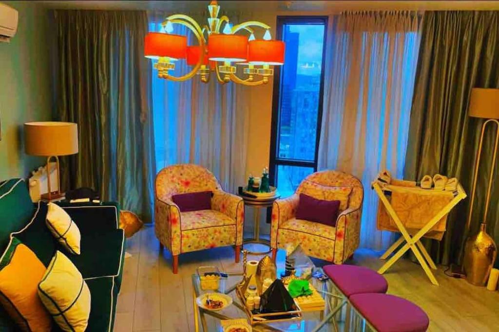 伊斯坦布尔luxury apartments in Istanbul的客厅配有两把椅子和一张桌子