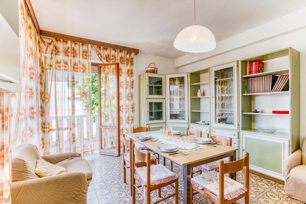 马里纳迪马萨Casa Arno 500m from beach的一间带桌椅的用餐室