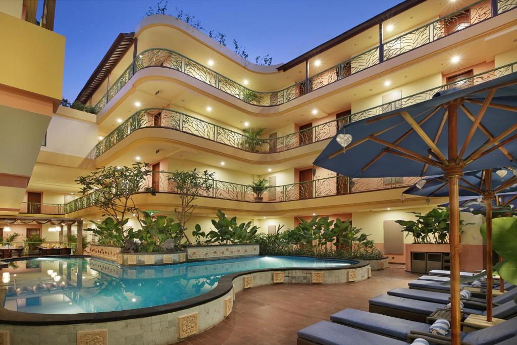 乌布晟诗度假酒店及水疗与会议中心的一座带度假村的大楼内的室内游泳池