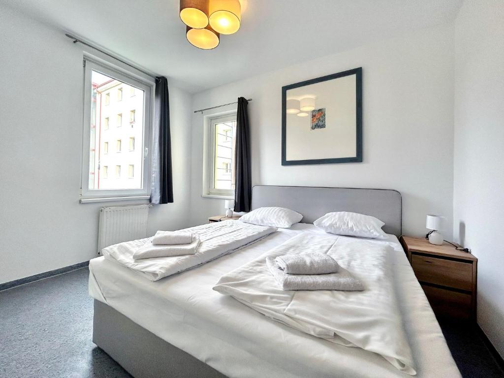 维也纳Hotel Astral Vienna的卧室配有一张白色大床和两条毛巾