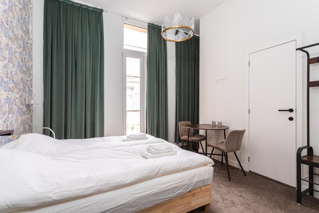 安特卫普Studio Anvers的一间卧室配有一张床和一张桌子及椅子