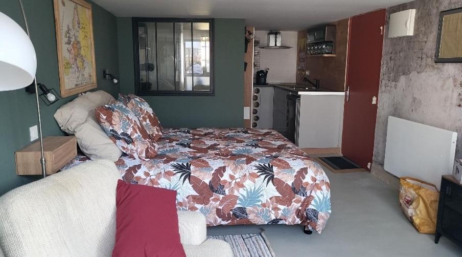 旺德夫尔莱南锡Le Tourtel的一间卧室配有一张床和一张沙发