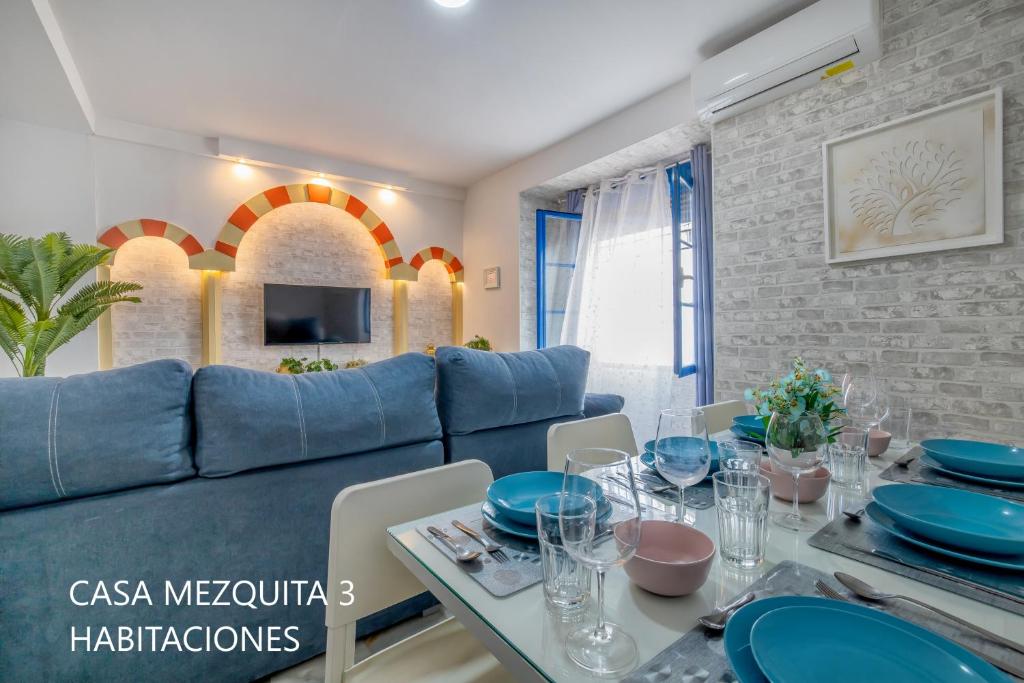 科尔多瓦Casas Caballerizas Mezquita 1 y 3 HAB的客厅配有蓝色的沙发和桌子