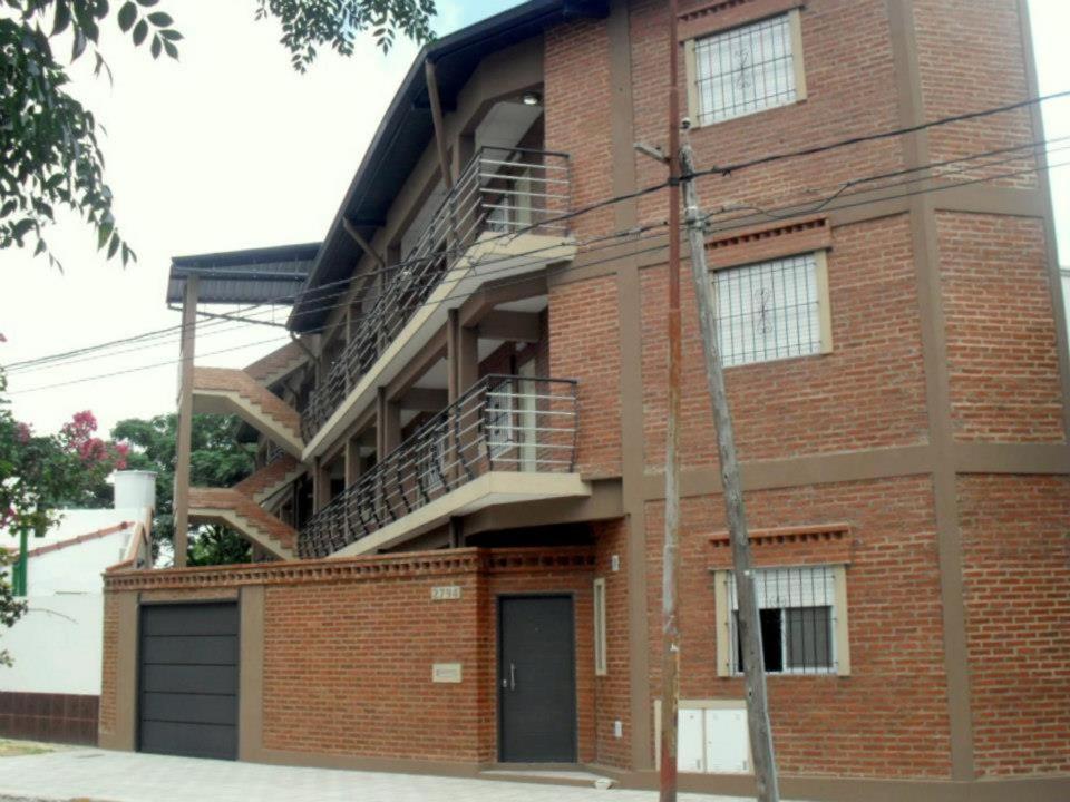 Sáenz PeñaHOSTEL RESIDENCIAL SAENZ PEÑA的砖砌的建筑,旁边设有楼梯