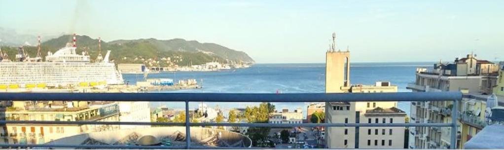 斯培西亚Allegroitalia La Spezia 5 Terre的从游轮阳台上可欣赏到海景