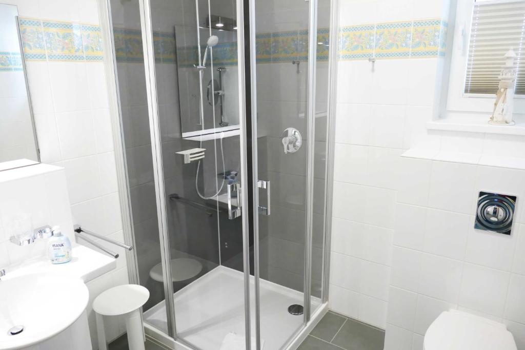 赛巴特班森Seehof 2_02的带淋浴、卫生间和盥洗盆的浴室