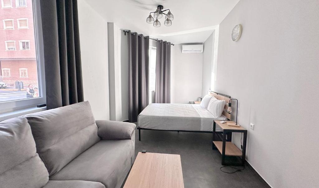 托雷维耶哈Hostal Lavela的客厅配有沙发和1张床