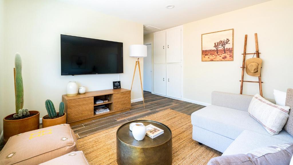 约书亚树Red Rock - Desert feel - Game Room的带沙发和电视的客厅