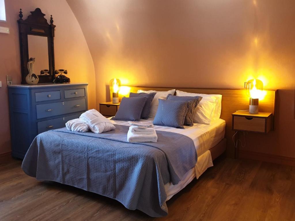 希俄斯PhiloXenia Traditional Apartments的一间卧室配有带毛巾的床