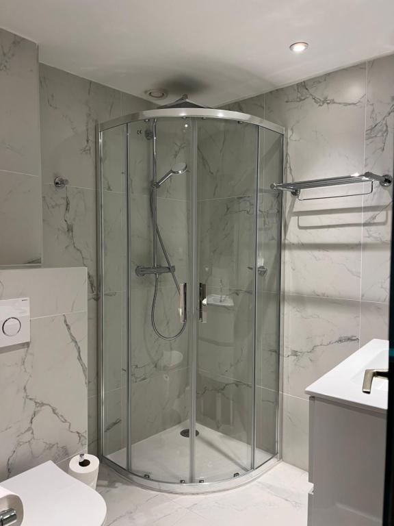 戛纳Hôtel Cannes Centre Univers的浴室里设有玻璃门淋浴