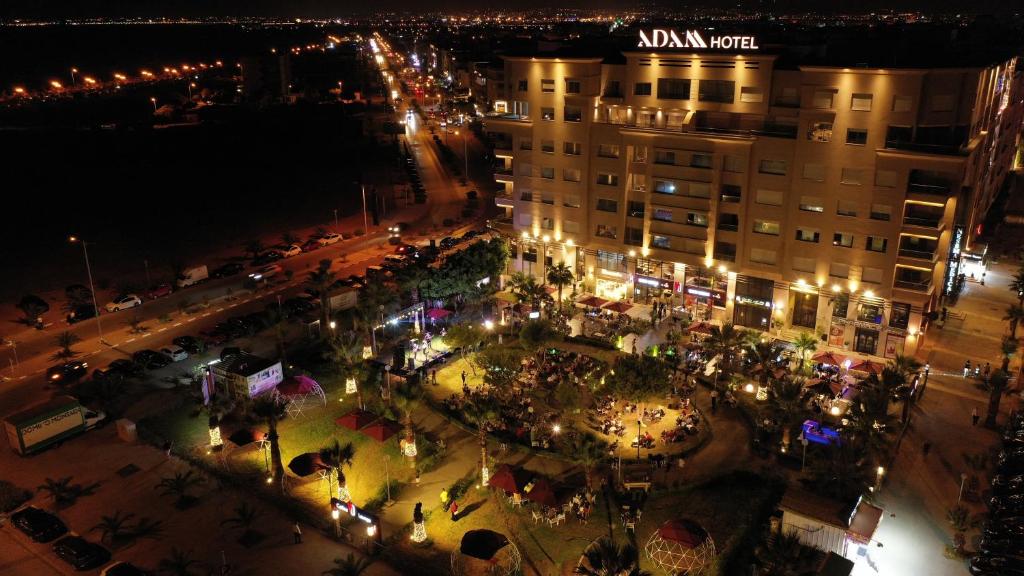 突尼斯ADAM Hotel Suites的夜晚城市的空中景观,灯光