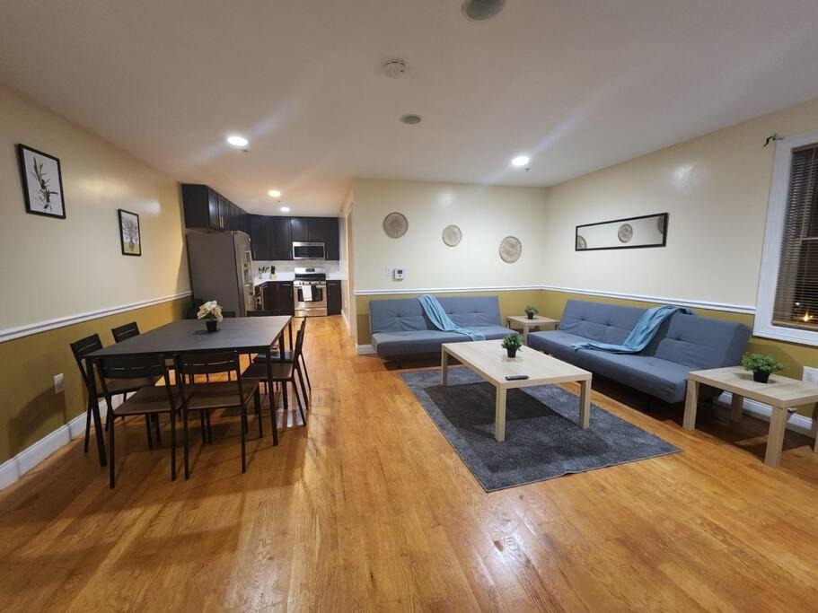 联城Classy 3 bed near NYC with view!的客厅配有蓝色的沙发和桌子