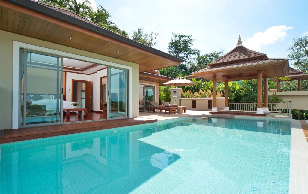 卡马拉海滩Villa Tantawan Resort - Private Pool Villas的带凉亭的别墅内的游泳池