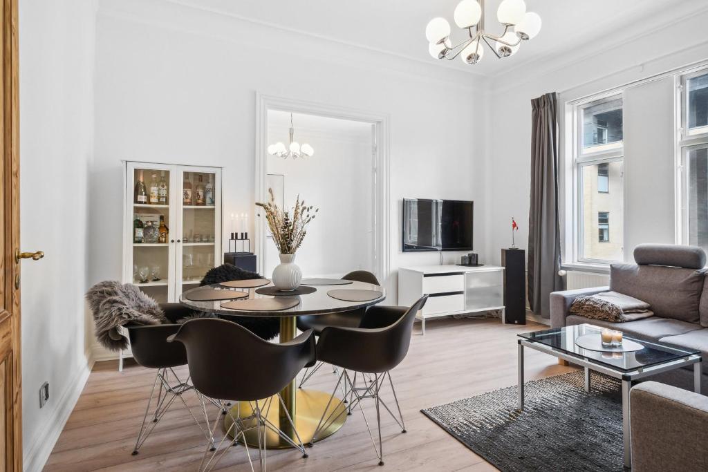 奥尔堡Lejlighed i hjertet af Aalborg的白色的客厅配有桌椅