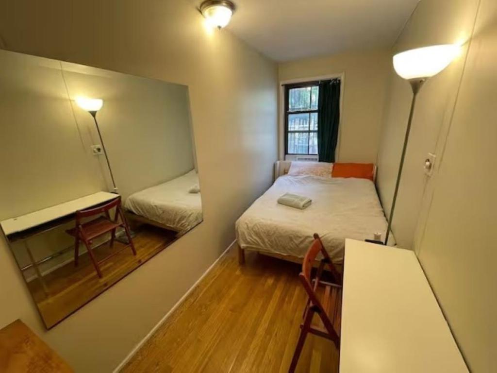布鲁克林Central and Affordable Williamsburg Private bedroom Close to Subway的小房间设有床和镜子