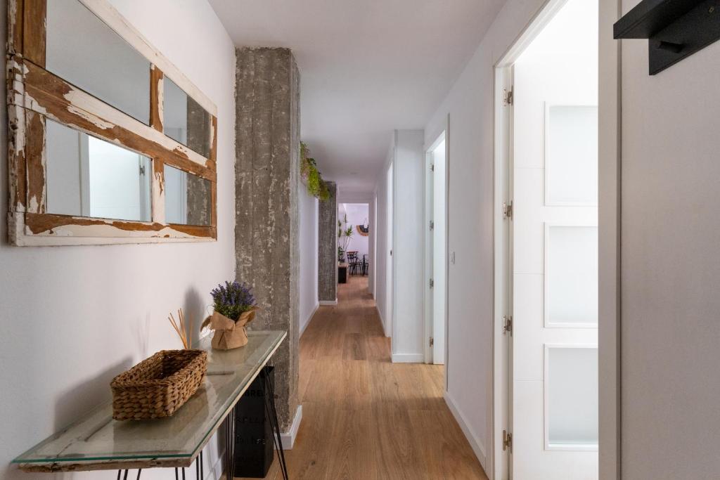 阿尔么丽亚Casa Moreda的一间拥有白色墙壁和木地板的走廊
