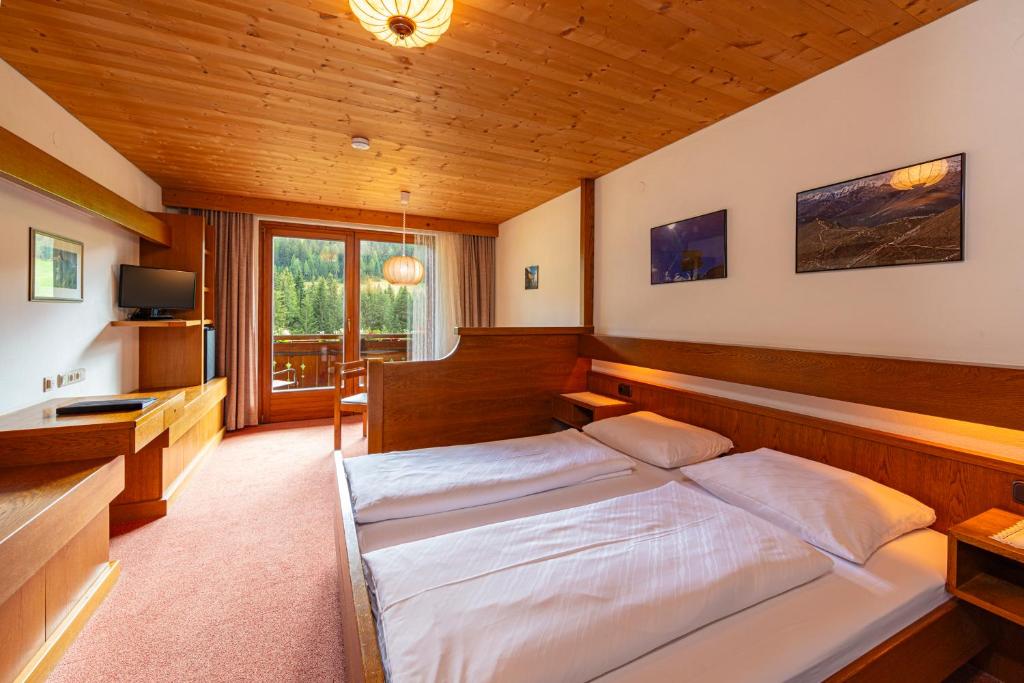 卡尔蒂奇Panorama Hotel CIS - bed and breakfast的一间卧室配有一张床和一张书桌