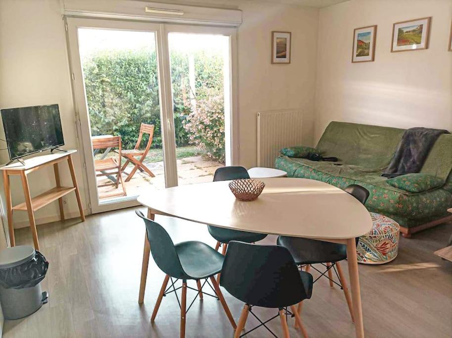 绍莱Studio le Flamboyant的客厅配有桌椅和沙发