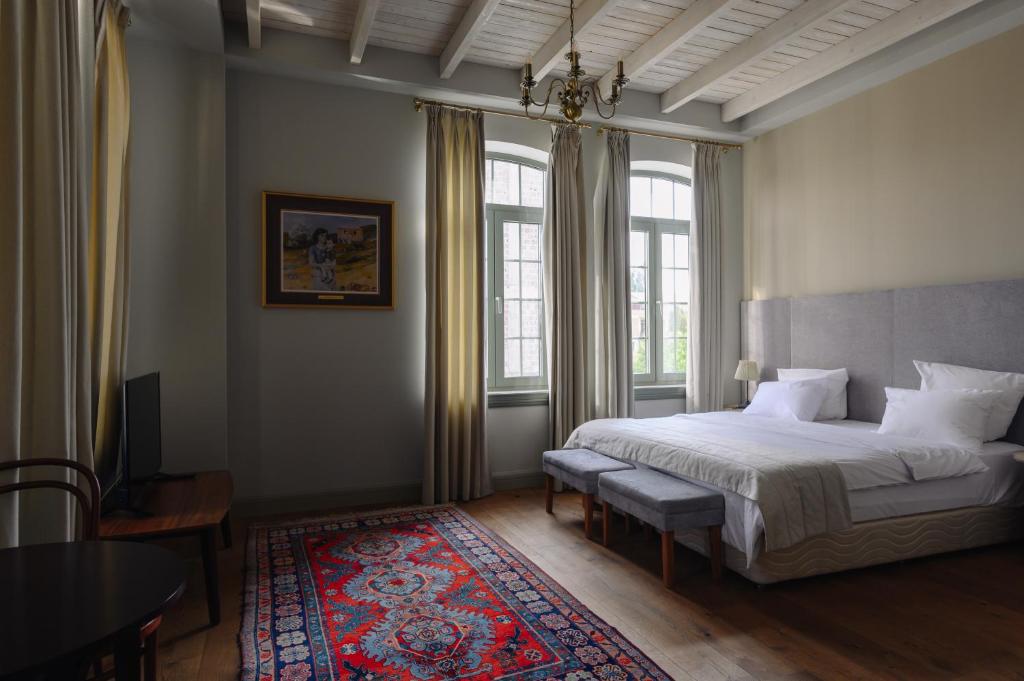 久姆里GRAND HOTEL GYUMRI by APRICOT Hotels的一间卧室设有一张床和一个大窗户
