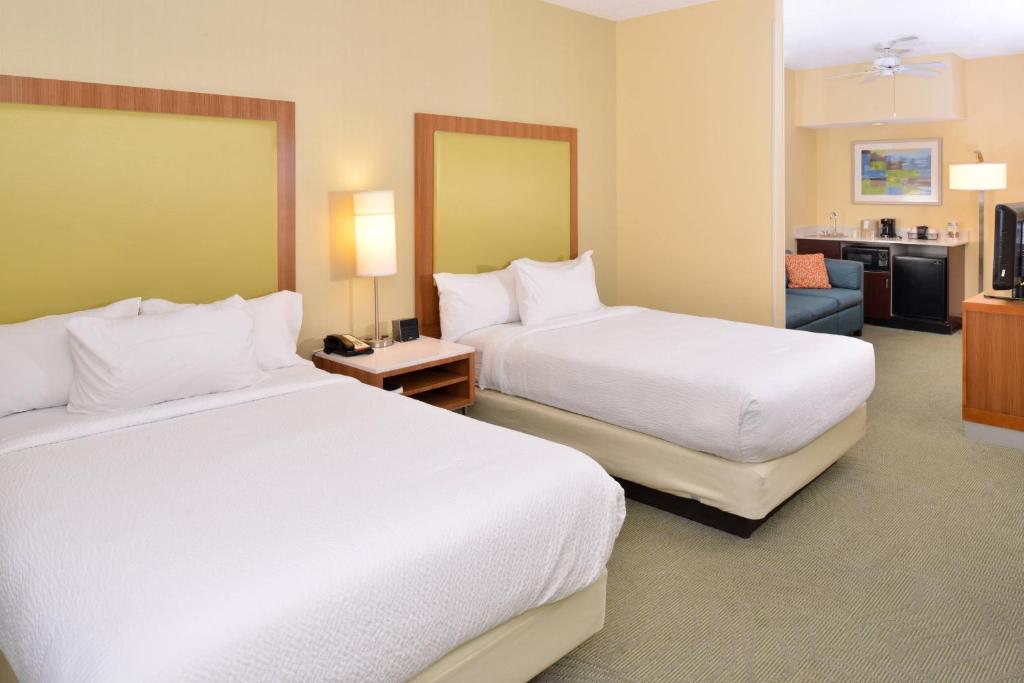 派恩赫斯特派胡斯特松林南万豪春季山丘酒店的酒店客房,设有两张床和一张沙发