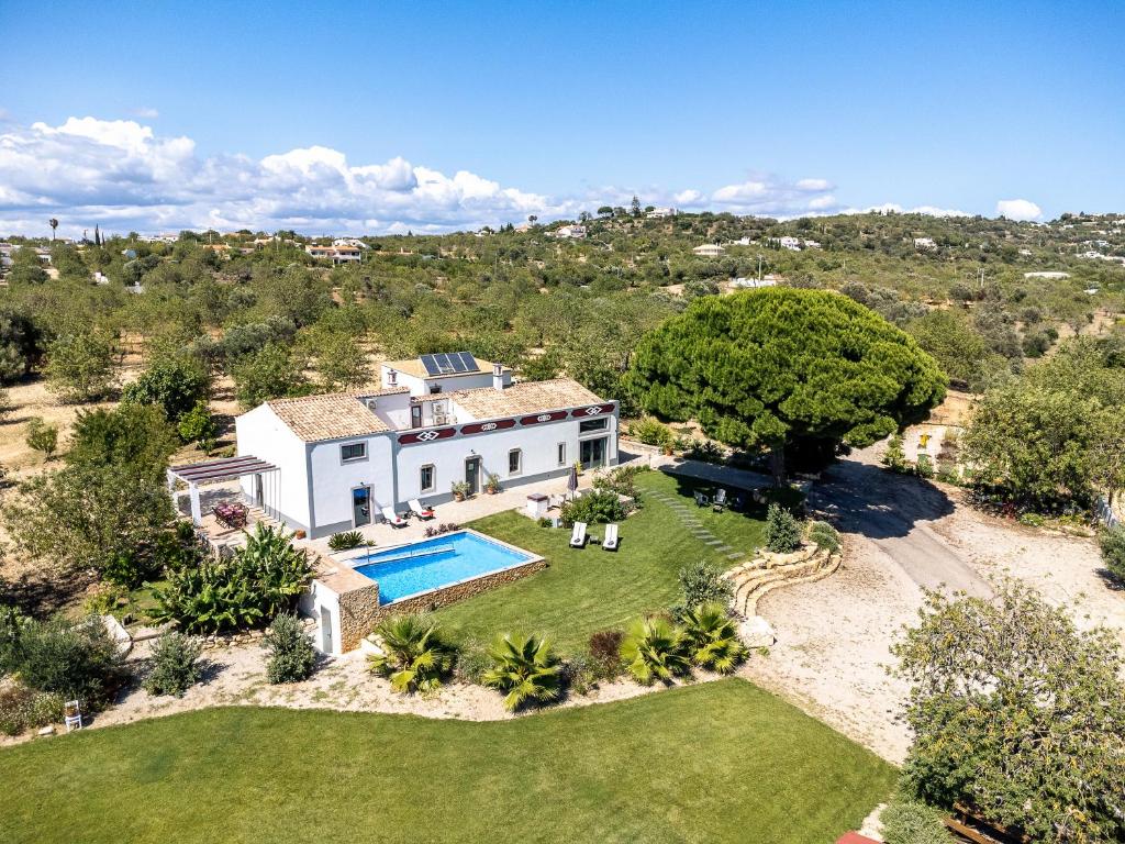 博利凯梅Villa Rodrigues的享有带游泳池的房屋的空中景致