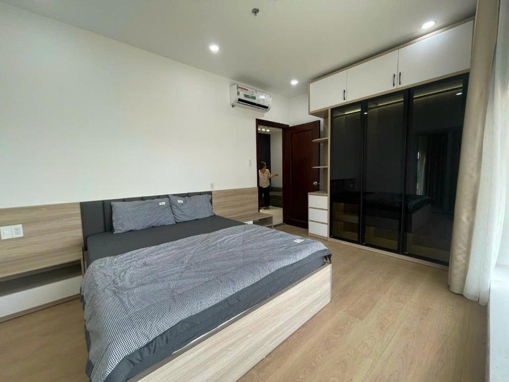 Thôn Dương PhẩmCăn hộ khách sạn Minh Linh Huế的一间卧室配有一张大床和电视
