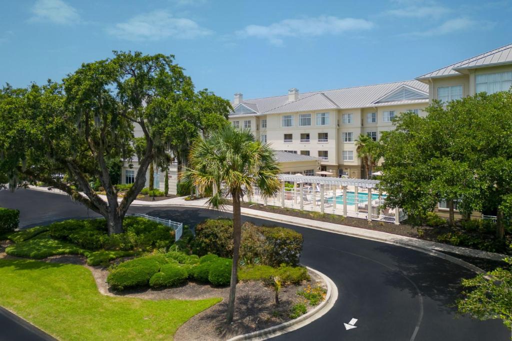 查尔斯顿Residence Inn Charleston Riverview的享有带游泳池和树木的度假村的空中景致